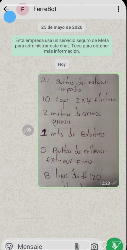 Captura de WhatsApp: el cliente envía a FerreBot la foto de una lista de materiales escrita a mano.